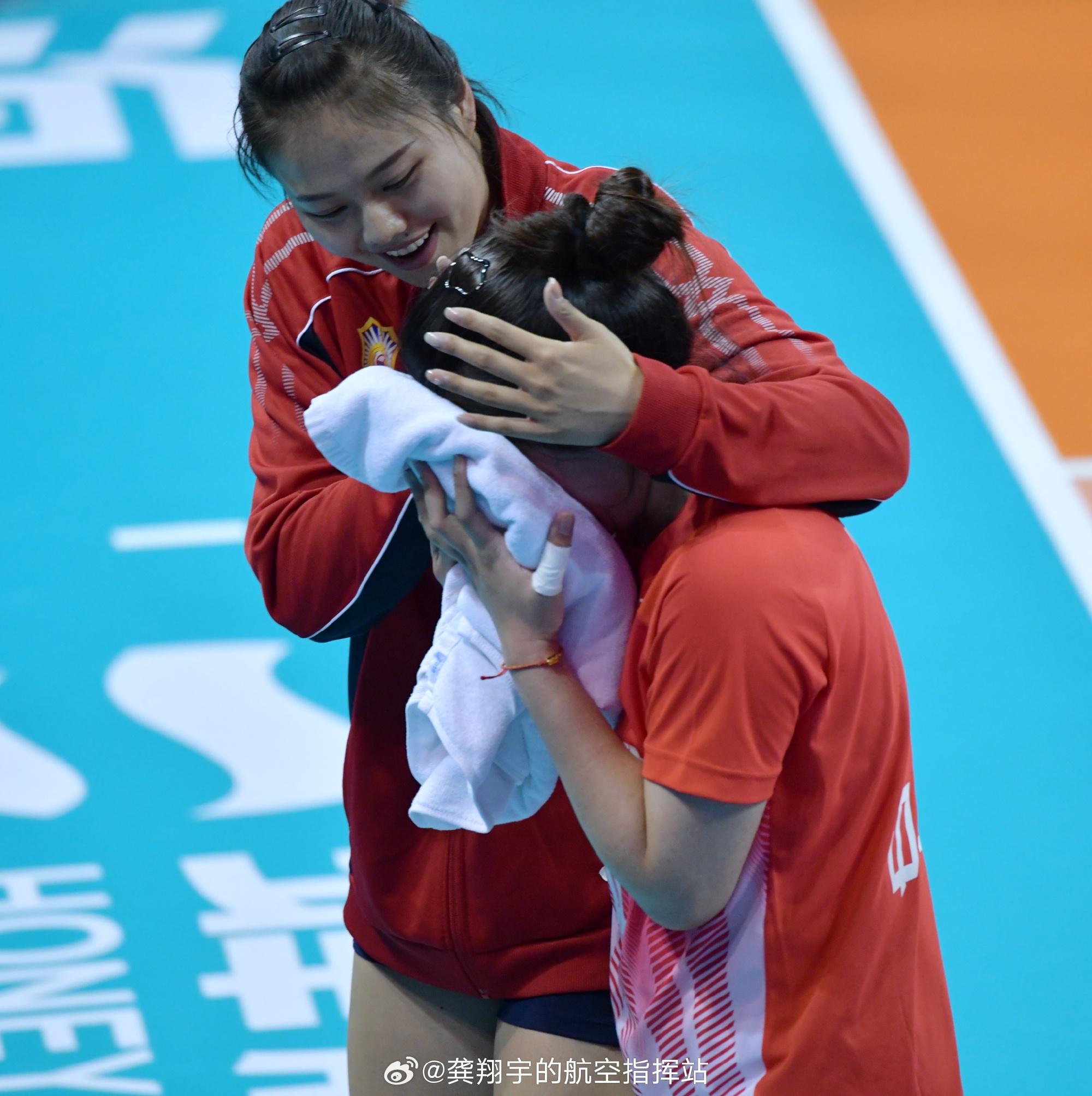 排球选手赛后落泪,背后故事感人 排球选手赛后落泪,背后故事感人