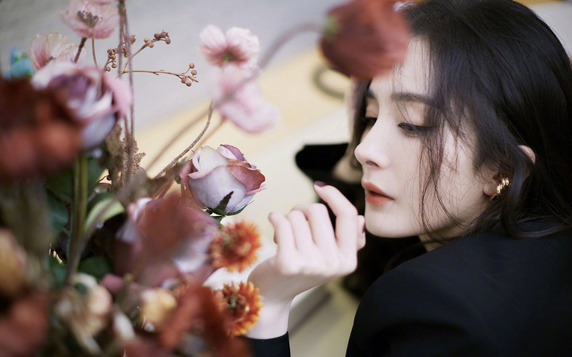 跨联盟表演赛,哈利伯顿爆发引领步行者,尼克斯防守锁死广东队